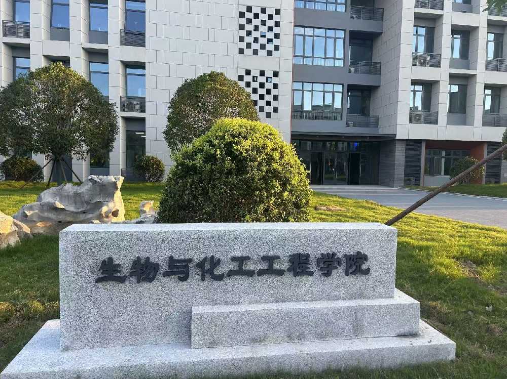 云岩区扬州职业大学体育场高杆灯项目